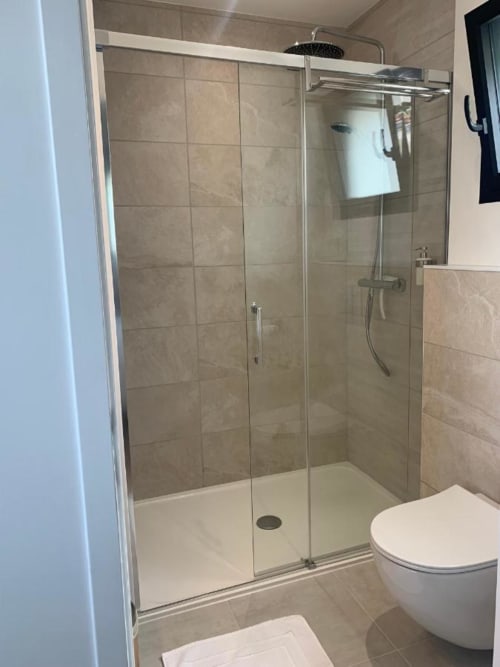 Bagno moderno con doccia walk-in presso La Maison Blanche B&B, Bouguenais