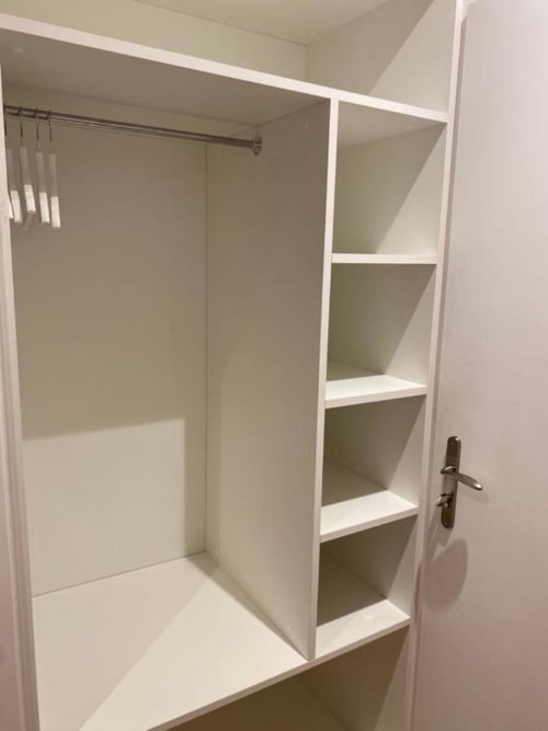 Cabina armadio con scaffali bianchi e appendiabiti a La Maison Blanche, Bouguenais