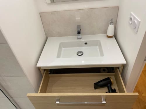 Lavabo moderno con piano di lavoro bianco e cassetto di stoccaggio in legno a La Maison Blanche, Bouguenais