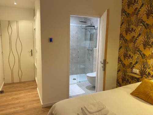 Chambre avec salle de bain privée à La Maison Blanche B&B, Bouguenais - équipements modernes et décoration chaleureuse