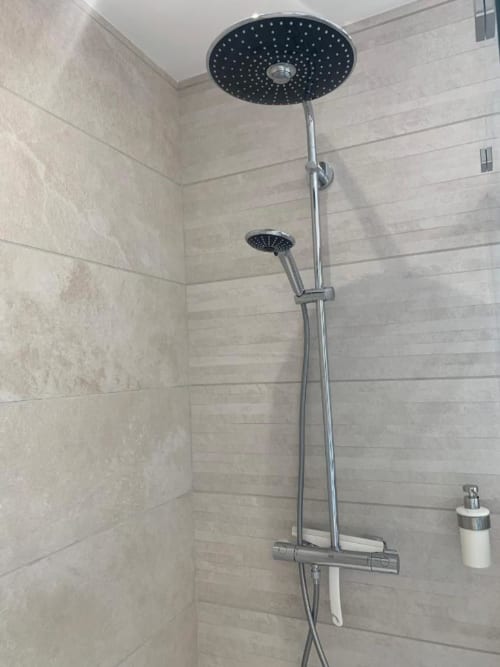 Bagno moderno con doppia soffione a pioggia a La Maison Blanche B&B a Bouguenais
