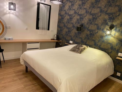 Camera moderna presso La Maison Blanche B&B a Bouguenais con letto bianco, carta da parati decorativa, scrivania e pavimento in legno