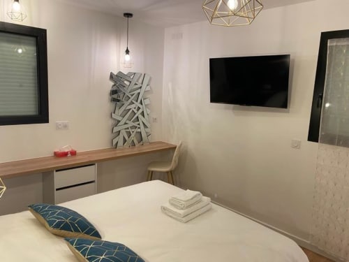 Camera moderna presso La Maison Blanche B&B a Bouguenais con TV a parete e scrivania da lavoro