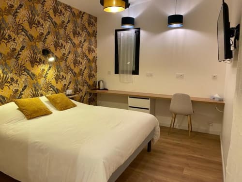 Camera moderna presso La Maison Blanche B&B a Bouguenais con carta da parati oro, letto bianco e scrivania da lavoro