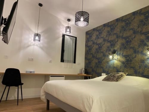 Camera moderna a La Maison Blanche B&B a Bouguenais con illuminazione a sospensione, carta da parati decorata e scrivania
