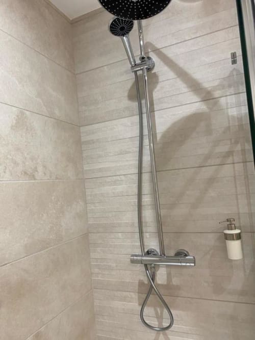 Bagno moderno con soffione a pioggia e doccetta manuale a La Maison Blanche B&B a Bouguenais, Francia