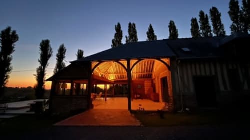 Domaine de Blanvatel gîte illuminé au crépuscule, Saint Pierre en Auge, avec pavillon et peupliers