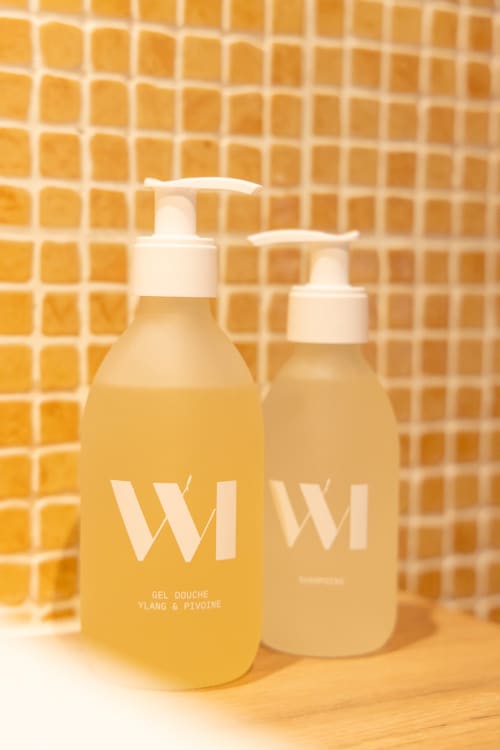 WIYI luxury shower gel bottles with ylang and peony scent, guest amenities at Le Prieuré Notre-Dame, Montfrin