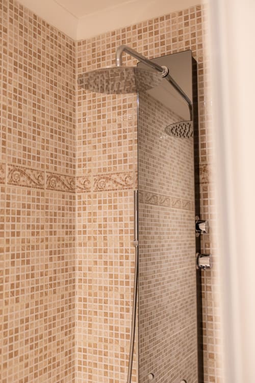 Douche à l'italienne moderne aux murs en carrelage mosaïque et pomme de douche pluie, Chambre Alphonse au Prieuré Notre-Dame, Montfrin