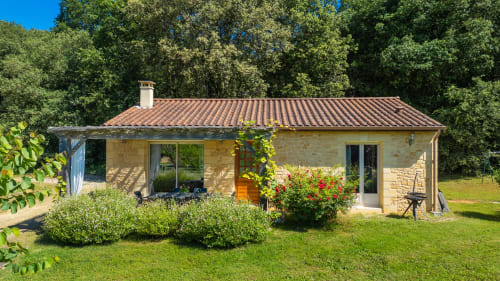 Charmante stenen cottage op Domaine De Campagnac met terracotta dak, tuinzitplaats en omringende groenery