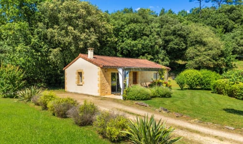 Gîte l'Albizia cottage op Domaine De Campagnac in Carsac-Aillac, omringd door groene tuinen en bomen