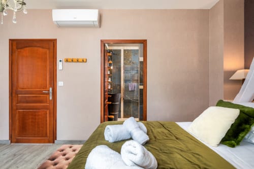 Brume de Rêve slaapkamer in Domaine De Campagnac met olijfgroene beddengoed, houten deuren en airconditioning