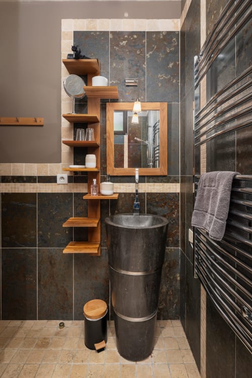 Moderne badkamer in de kamer Brume de Rêve op Domaine De Campagnac met cilindrische wastafel, houten schappen en leisteen tegels