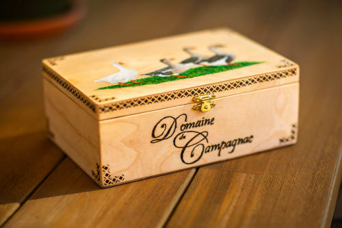 Elegante houten doos van Domaine de Campagnac met decoratief vliegtuigontwerp en verfijnde ornamenten