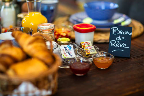 Brume de Rêve ontbijt bij Domaine De Campagnac met croissants, jam, boter en koffie in Carsac-Aillac