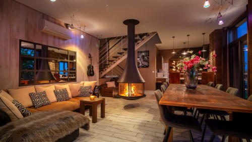 Luxe open woonruimte in Domaine De Campagnac met open haard, eetgedeelte en tuinuitzicht