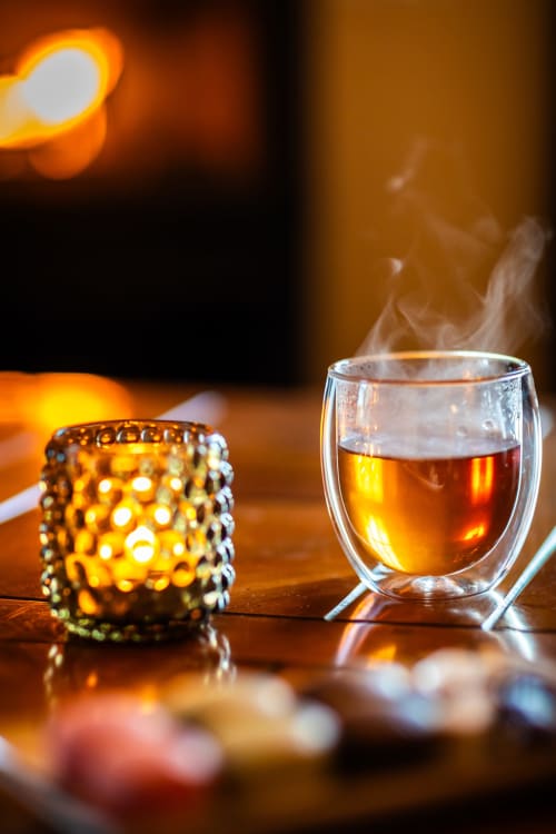 Kaarslichte avond op Domaine De Campagnac met amber thee in dubbelwandig glas, gloeide lantaarn en warme sfeer