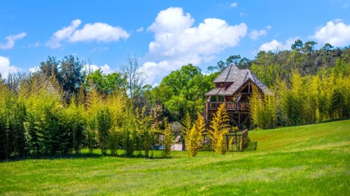 Charmante boomhut in groene tuin bij Domaine De Campagnac, een Franse bed & breakfast in Carsac-Aillac