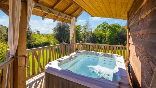 Luxe hottub op houten terras met bosaussicht bij Domaine De Campagnac, Carsac-Aillac, Frankrijk