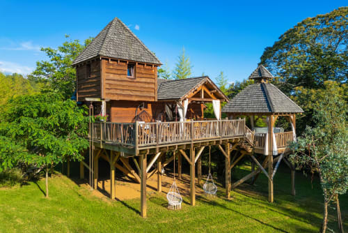 Verhoogde houten boomhut met conische dak bij Domaine De Campagnac, tuinuitzicht in Carsac-Aillac Frankrijk