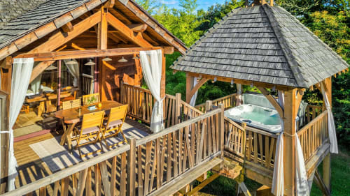 Tobago kamer bij Domaine De Campagnac met houten terras, bubbelbad-gazebo en tuinzicht in Carsac-Aillac