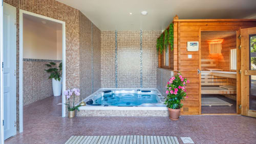 Luxe spakamer in Domaine De Campagnac met hot tub, sauna en tuinzicht in Carsac-Aillac, Frankrijk