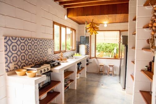 Cocina moderna de villa en Olamar Living con azulejos blancos, backsplash con patrón, estufa y ventanas con vista al mar en Santiago de Tolú