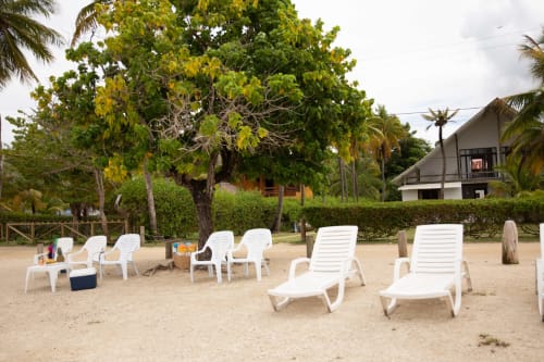 Cómodas tumbonas blancas en la playa arenosa de la villa Olamar Living en Santiago de Tolú, Colombia