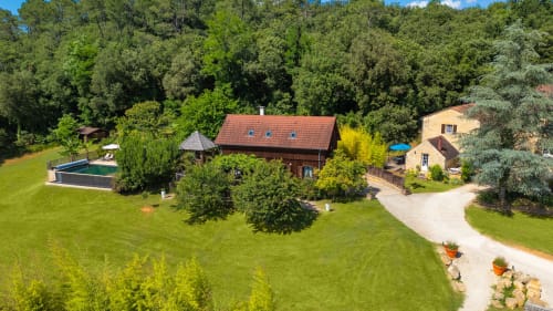 Luchtfoto van Domaine De Campagnac in Carsac-Aillac, Frankrijk, met het hoofdhuis, zwembad en omliggende terreinen