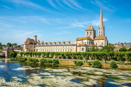 Église de l'Abbaye de Saint-Florent au bord de la rivière près de Niort, Nouvelle-Aquitaine