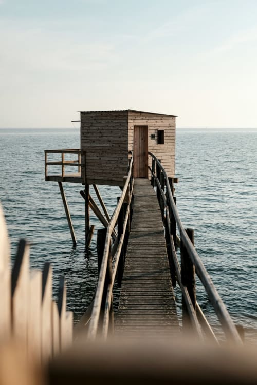 Passerelle en bois menant à une cabane de plage avec vue sur la Loire aux Chambres d'hôtes Lady Jule