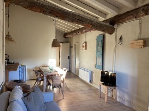 Estudio luminoso en Casa Tapiolas en Molló con vigas vistas, zona de comedor, sala de estar con TV y vistas a las montañas