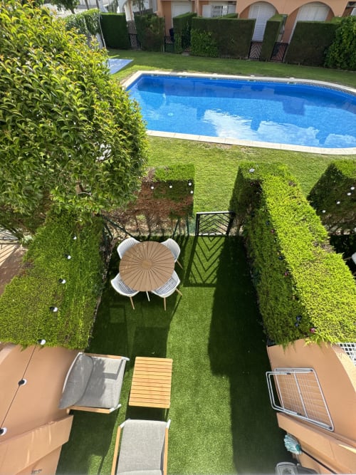Vista aérea del jardín de la casa Mar Blau con piscina, zona de descanso y setos podados en L'Estartit
