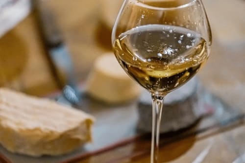 Verre de vin blanc avec plateau de fromages aux Gîtes Bo, chambre d'hôtes à Saint-Romain, France