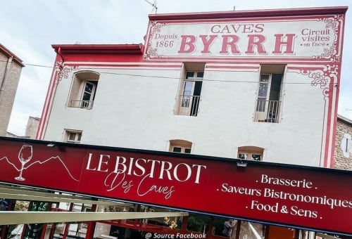 Bâtiment historique des Caves Byrrh avec le restaurant Le Bistrot des Caves à Thuir, France