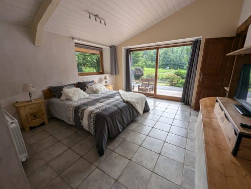 chambre vue champs et montagnes