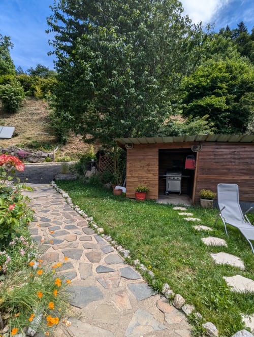 Espace Spa Jacuzzi entrée et terrasse privative, jardin privatif, grand lit double, lumineuse, bordée d'un torrent directement sur la terrasse, vue direct sur la nature, sans voisins, en Aubrac, grand lit double, chambres, hotel en Aubrac , en Aveyron, coin bureau, télétravail, tv et wifi haut débit, salle de bain douche à l'italienne refaite en 2023,  4 personnes.  Espace barbecue frigo réfrigérateur viande d' Aubrac  Chambre cocooning tranquille, vue sur la nature, et torrent d'Aubrac en Aveyron séjour chambre d'hôtes aubrac Aveyron nature 12 neige ski hotel hébergement authentique plateau aubrac randonnée éco écologique hôtels atypique, montagne campagne original logement rivière truites vaches buron laguiole nasbinals cascade du deroc transhumance original.repas pension Plateau dinatoire pour deux personnes petit déjeuner