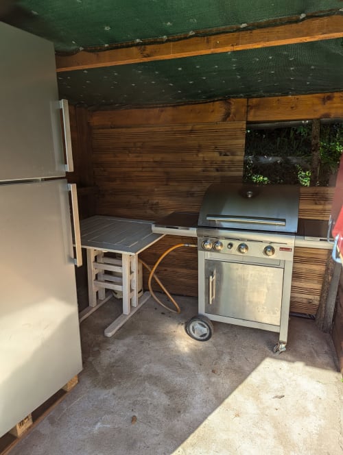 Espace Spa Jacuzzi entrée et terrasse privative, jardin privatif, grand lit double, lumineuse, bordée d'un torrent directement sur la terrasse, vue direct sur la nature, sans voisins, en Aubrac, grand lit double, chambres, hotel en Aubrac , en Aveyron, coin bureau, télétravail, tv et wifi haut débit, salle de bain douche à l'italienne refaite en 2023,  4 personnes.  Espace barbecue frigo réfrigérateur viande d' Aubrac  Chambre cocooning tranquille, vue sur la nature, et torrent d'Aubrac en Aveyron séjour chambre d'hôtes aubrac Aveyron nature 12 neige ski hotel hébergement authentique plateau aubrac randonnée éco écologique hôtels atypique, montagne campagne original logement rivière truites vaches buron laguiole nasbinals cascade du deroc transhumance original.repas pension Plateau dinatoire pour deux personnes petit déjeuner