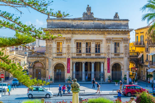 architettura ottocentesca, eleganza senza tempo, teatro Tina Di Lorenzo, cultura, teatro, Noto, Barocco, Architettura, piazza XVI Maggio, a pochi passi dal nostro Hotel