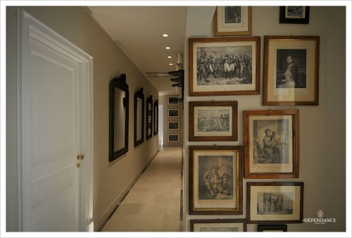 Corridoio elegante; Galleria di quadri; Arte classica; Parete decorata; Cornici in legno; Design ricercato; Stampe d'epoca