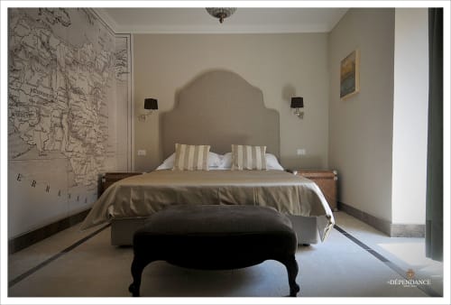Camera d’albergo; Letto matrimoniale; Toni neutri; Interni minimalisti; Ambiente accogliente; Hotel boutique; Luce naturale; Comfort; Pulizia; Decorazione elegante
