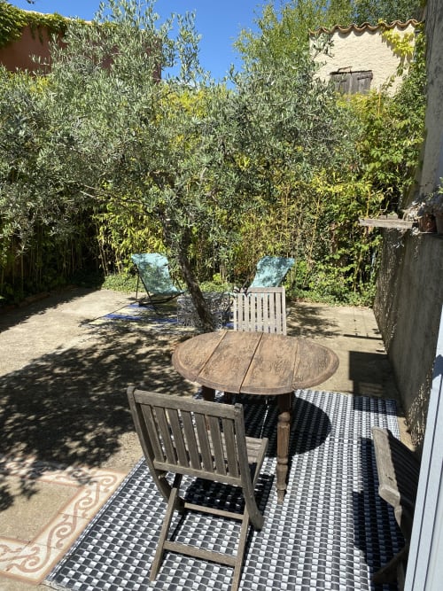 Terrasse Bamboo de l'appartement au Mas du Fort à Gargas, mobilier en bois avec vue sur le jardin luxuriant
