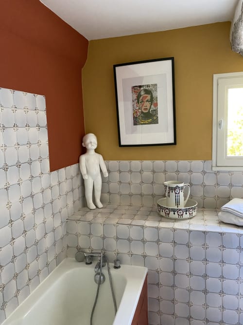 Salle de bains colorée du Mas du Fort avec carrelage à motifs, mannequin blanc et décoration moderne à Gargas