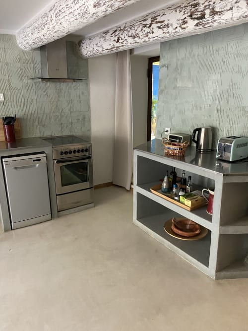 Cuisine moderne équipée dans l'Appartement Bambou au Mas du Fort, Gargas avec électroménagers inox et vue sur le jardin