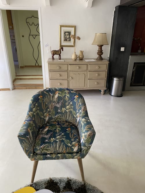 Fauteuil tropical à motifs dans l'Appartement Bambou au Mas du Fort, Gargas, avec console et décoration