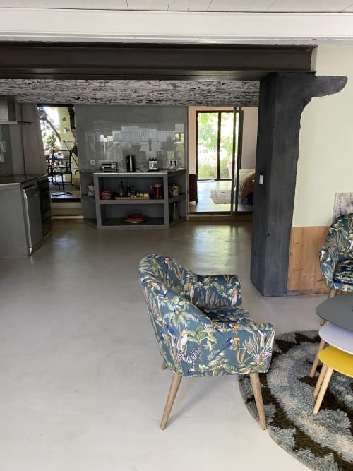 Espace de vie ouvert de l'Appartement Bambou au Mas du Fort à Gargas, cuisine, salle à manger et portes donnant sur le jardin
