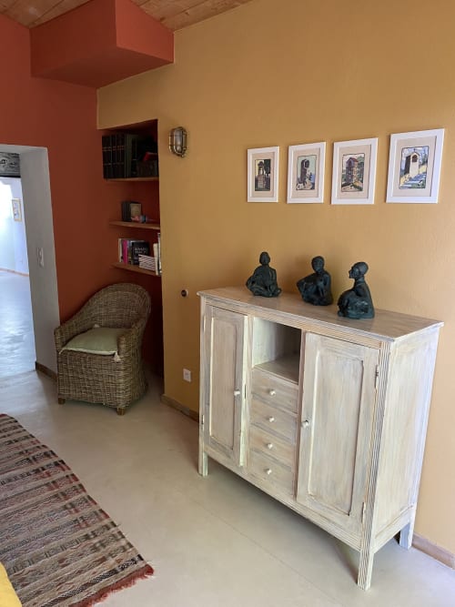 Lounge Bamboo du Mas du Fort à Gargas avec mobilier crème, murs jaunes et décoration rustique