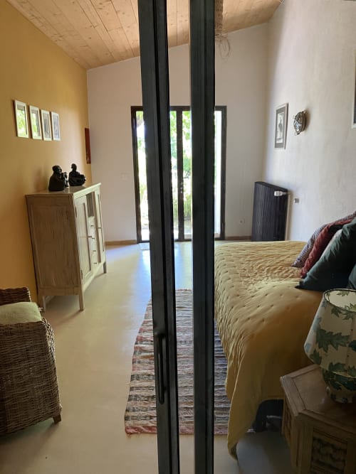 Chambre Bambou du Mas du Fort à Gargas avec lit queen-size, portes-fenêtres et vue sur le jardin