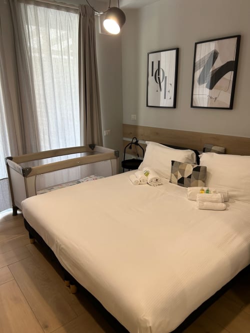 Camera moderna di Casa Lounge Istria a Cagliari con letto matrimoniale, vista sul giardino e arredamento contemporaneo