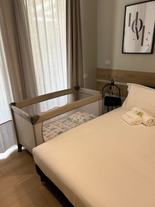 Camera moderna a Casa Lounge Istria, Cagliari con letto matrimoniale, lettino portatile e vista giardino